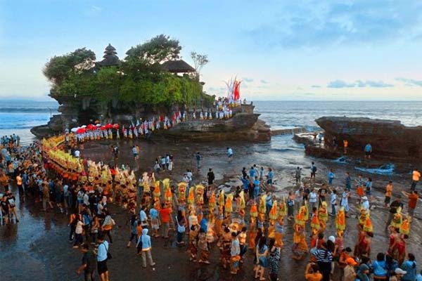 Tanah Lot Temple in Bali, Bali's Scenic Sea Temple, Balinese Hindu Sea Temple, Sunset Temple, Start Point Cycling Tour, Bali Cycling Tours, Ubud Cycling Tours, Bali Bike Tours, Cycling Tours, Bike Tours, Cycle Tours, Bicycle Tours, Mountain Bike Ride from https://www.balibreezetours.com , Bali Bike Tour, Bali Cycle Tour, Bali Bicycle Tour, Bali Mountain Biking Tour, Mountain Biking, Bali Go Bike Tours, Bali On Bike Tours, Ubud Bicycle Tour, Start Point, Kintamani Downhill Bike Tour, Beautiful Scenery, Bali Attraction, Bali Breeze Tours