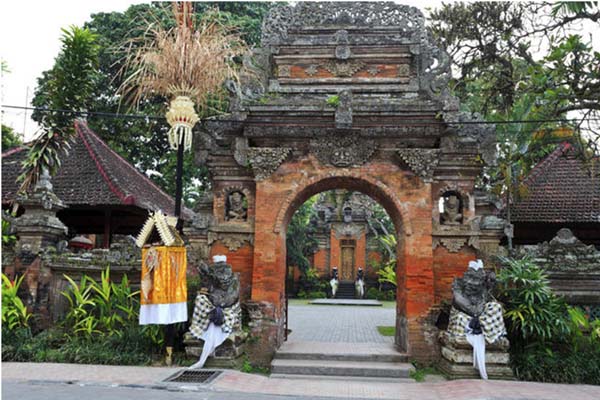 Ubud Royal Palace from https://www.balibreezetours.com , Ubud Palace, Ubud Center, Ubud Art Market, Sacred Monkey Forest Sanctuary, Mandala Wisata Wenara Wana, Tiket Sacred Monkey Forest Ubud - Bali, Bali Breeze Tours