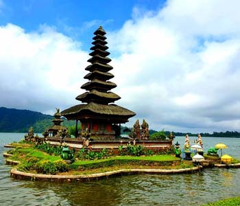 Ulun Danu Beratan Temple Tour from https://www.balibreezetours.com, Lake Beratan, Bedugul Garden, Botanical Garden, Bali Attraction, Bali Breeze Tours